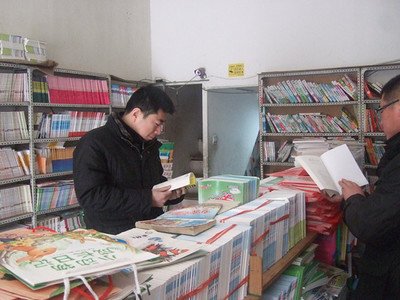 守护开学季 灌南集中清查校园周边出版物市场 规范图书租赁经营